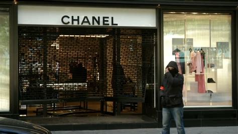 INFO BFMTV. Paris: une boutique Chanel attaquée à la 